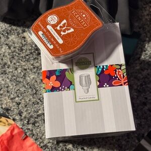 Scentsy Pearled Gatsby Warmer with Fall Wax Bar